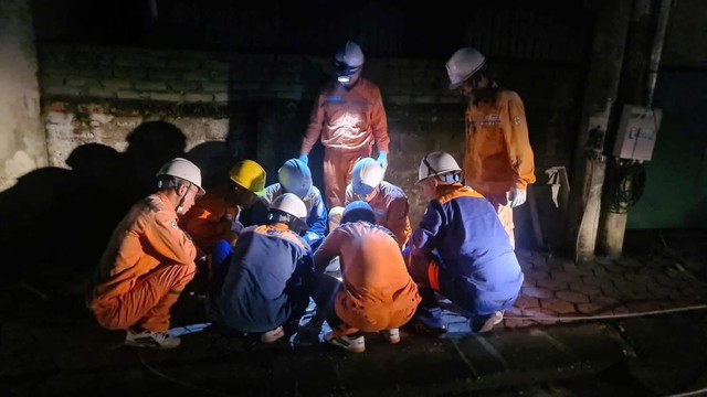 Xuyên đêm khôi phục điện cho người dân ở Nghệ An sau bão số 5- Ảnh 5. Xuyên đêm khôi phục điện cho người dân ở Nghệ An sau bão số 5- Ảnh 5.