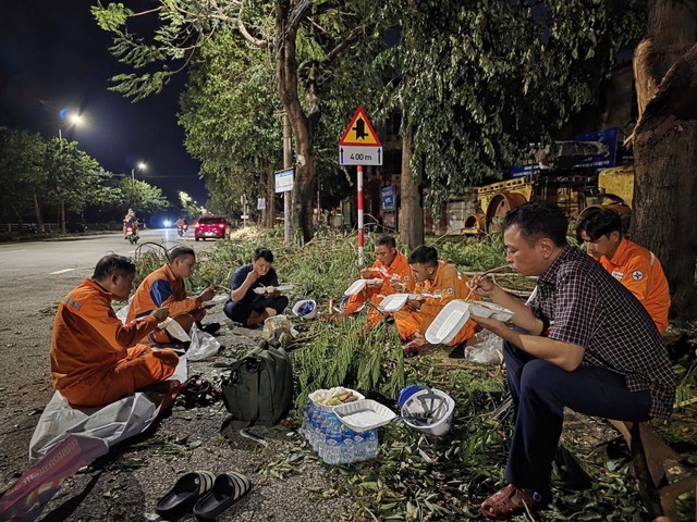 Xuyên đêm khôi phục điện cho người dân ở Nghệ An sau bão số 5- Ảnh 6. Xuyên đêm khôi phục điện cho người dân ở Nghệ An sau bão số 5- Ảnh 6.
