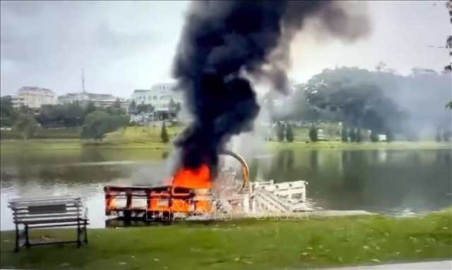 Người dân đốt vàng mã làm cháy phụ kiện trang trí cầu ở hồ Xuân Hương- Ảnh 1. Người dân đốt vàng mã làm cháy phụ kiện trang trí cầu ở hồ Xuân Hương- Ảnh 1.