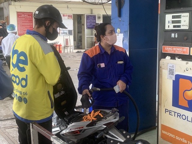 Giá xăng tăng tiếp tục tăng lần thứ 2, RON95 20.363đ/lít- Ảnh 1. giá xăng