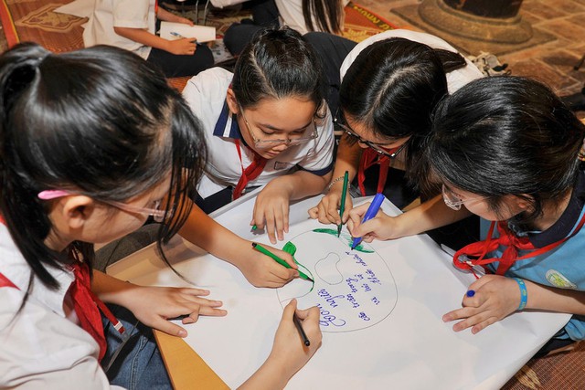 Hà Nội vào cuộc giải quyết vấn đề điện thoại trong trường học, giúp phụ huynh bớt âu lo- Ảnh 1. Hà Nội vào cuộc giải quyết vấn đề điện thoại trong trường học, giúp phụ huynh bớt âu lo- Ảnh 1.