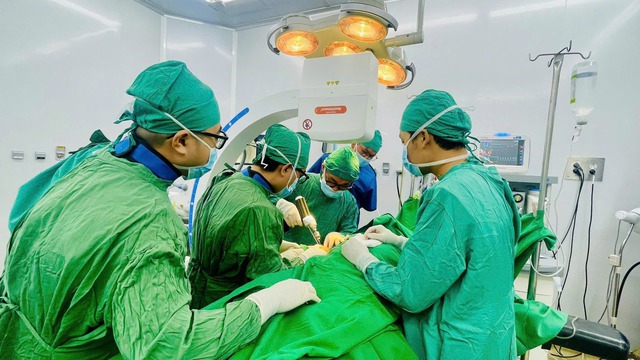 Nhiều người dân Khánh Hòa được phẫu thuật gãy xương phức tạp với chuyên gia- Ảnh 2. Nhiều người dân Khánh Hòa được phẫu thuật gãy xương phức tạp với chuyên gia- Ảnh 2.