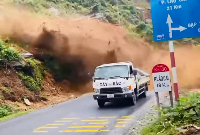 Video: Tài xế ô tô thoát chết trong gang tấc khi qua điểm sạt lở khiến nhiều người 'thót tim'- Ảnh 1.