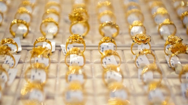 Giá vàng lập kỷ lục, giao dịch ở ngưỡng 128 triệu đồng mỗi lượng- Ảnh 1. Giá vàng lập kỷ lục, giao dịch ở ngưỡng 128 triệu đồng mỗi lượng- Ảnh 1.
