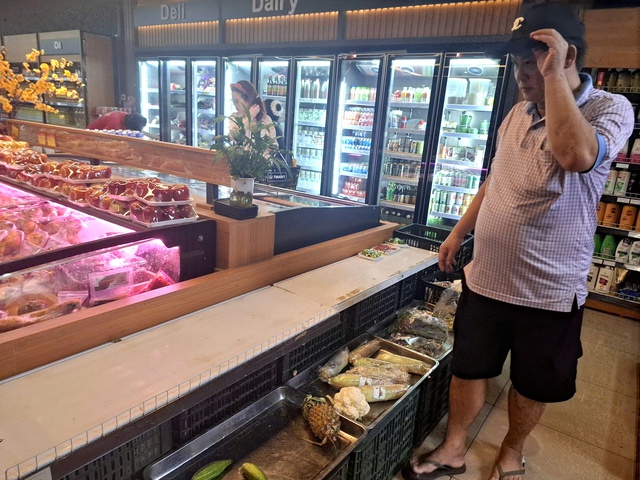 Rau xanh khan hiếm, nhiều sạp rau đóng cửa, siêu thị 'cháy hàng'- Ảnh 3. Rau xanh khan hiếm, nhiều sạp rau đóng cửa, siêu thị 'cháy hàng'- Ảnh 3.