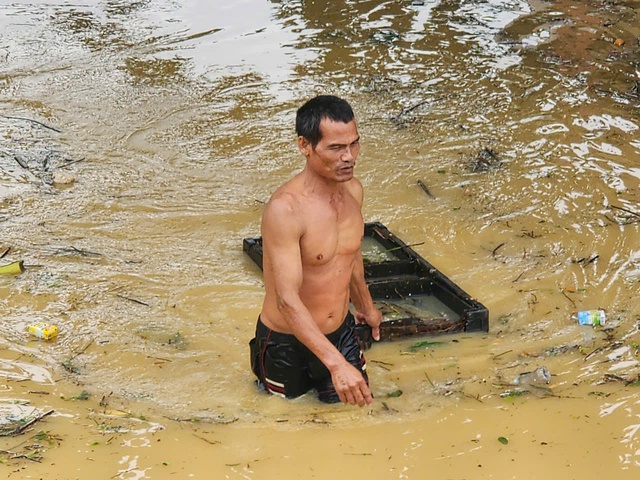Hàng nghìn ngôi nhà bị ngập sâu, người dân trắng đêm chạy lũ- Ảnh 4.