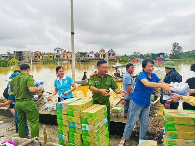 Hàng nghìn ngôi nhà bị ngập sâu, người dân trắng đêm chạy lũ- Ảnh 5.