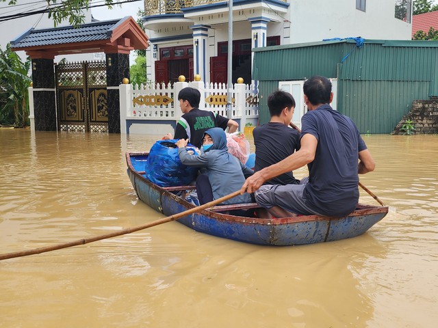 Hàng nghìn ngôi nhà bị ngập sâu, người dân trắng đêm chạy lũ- Ảnh 2.