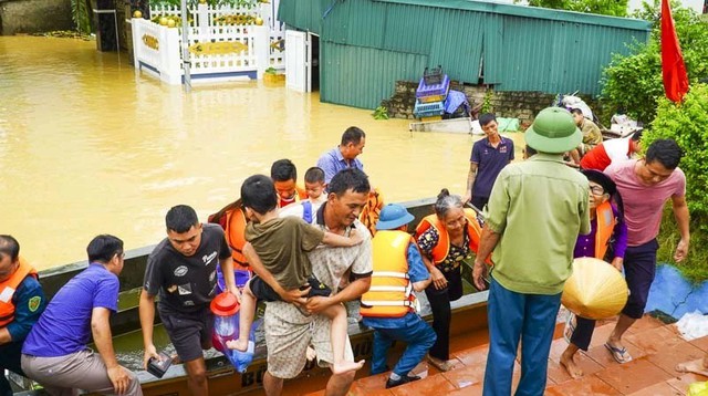 Hàng nghìn ngôi nhà bị ngập sâu, người dân trắng đêm chạy lũ- Ảnh 10.