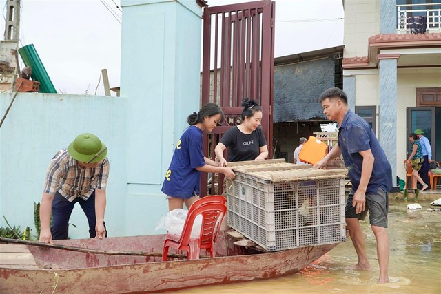 Di dời khẩn cấp 291 hộ dân khỏi vùng ngập lụt- Ảnh 2. Di dời khẩn cấp 291 hộ dân khỏi vùng ngập lụt- Ảnh 2.