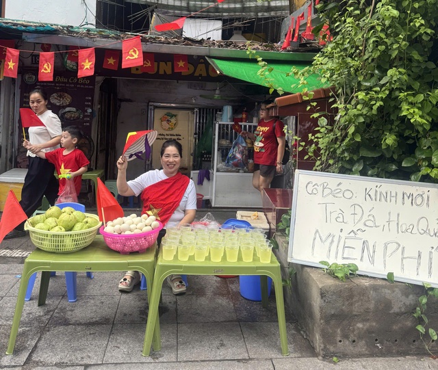Người phụ nữ phát trứng, hoa quả, nước miễn phí cho người xem diễu binh: 'Tôi sẽ làm nhiều thêm gấp 3 lần nữa'- Ảnh 1. Người phụ nữ phát trứng, hoa quả, nước miễn phí cho người xem diễu binh: 'Tôi sẽ làm nhiều thêm gấp 3 lần nữa'- Ảnh 1.