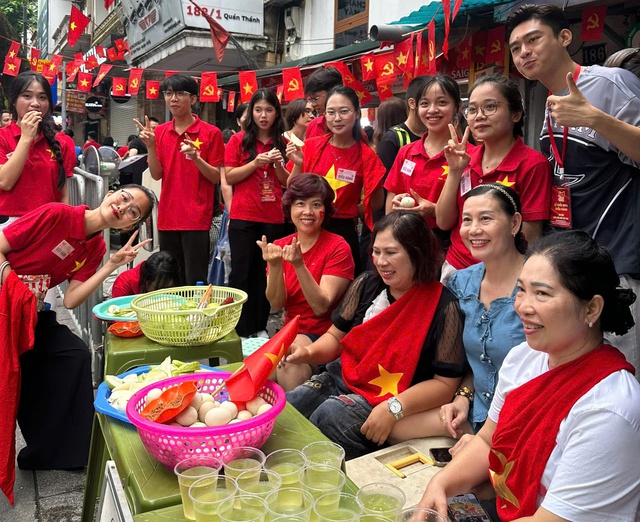 Người phụ nữ phát trứng, hoa quả, nước miễn phí cho người xem diễu binh: 'Tôi sẽ làm nhiều thêm gấp 3 lần nữa'- Ảnh 2. Người phụ nữ phát trứng, hoa quả, nước miễn phí cho người xem diễu binh: 'Tôi sẽ làm nhiều thêm gấp 3 lần nữa'- Ảnh 2.