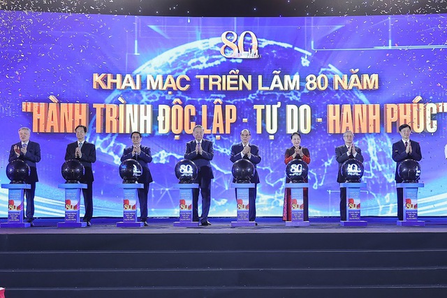 Thủ tướng: Triển lãm thành tựu đất nước được thiết kế khoa học, hiện đại, chuyên nghiệp, nội dung lôi cuốn- Ảnh 2. Thủ tướng: Triển lãm thành tựu đất nước được thiết kế khoa học, hiện đại, chuyên nghiệp, nội dung lôi cuốn- Ảnh 2.