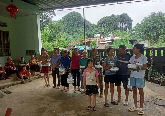 Những suất cơm nghĩa tình- Ảnh 5. Những suất cơm nghĩa tình- Ảnh 5.