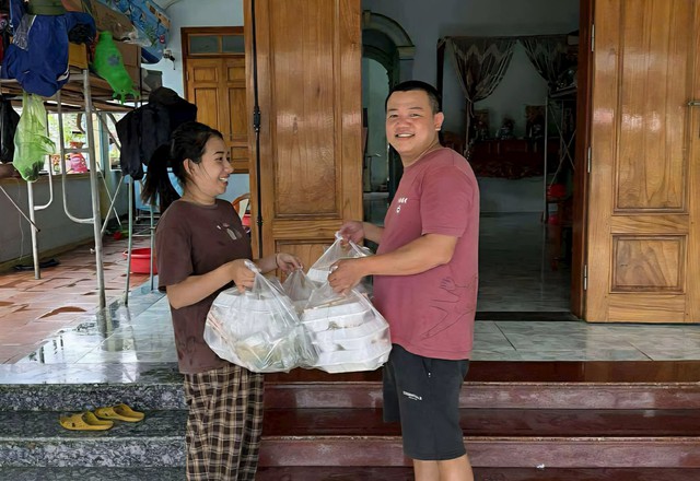 Những suất cơm nghĩa tình- Ảnh 4. Những suất cơm nghĩa tình- Ảnh 4.