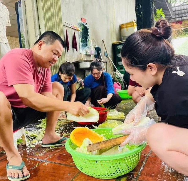 Những suất cơm nghĩa tình- Ảnh 1. Những suất cơm nghĩa tình- Ảnh 1.