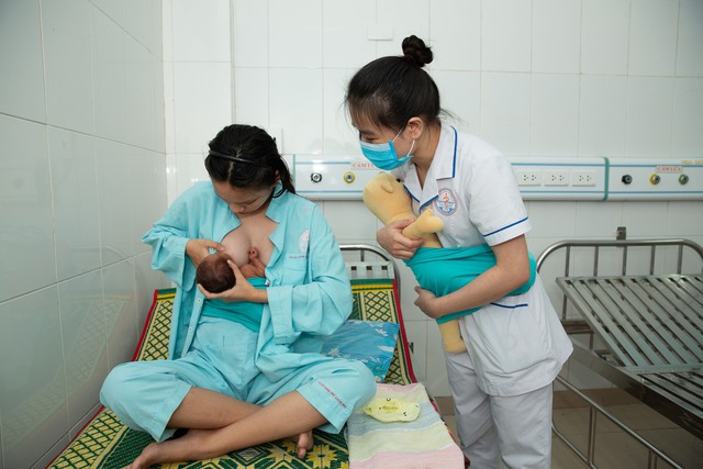 Nâng cao kiến thức thực hành nuôi con bằng sữa mẹ cho bà mẹ vùng dân tộc thiểu số- Ảnh 2. Nâng cao kiến thức thực hành nuôi con bằng sữa mẹ cho bà mẹ vùng dân tộc thiểu số- Ảnh 2.