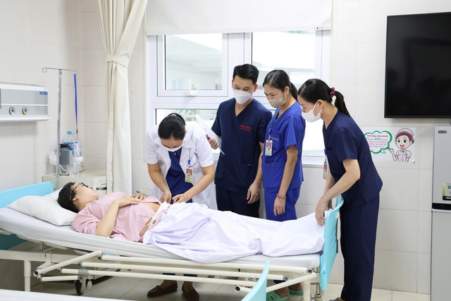 Cứu sống 3 mẹ con bị sa dây rốn nguy hiểm- Ảnh 3. Cứu sống 3 mẹ con bị sa dây rốn nguy hiểm- Ảnh 3.