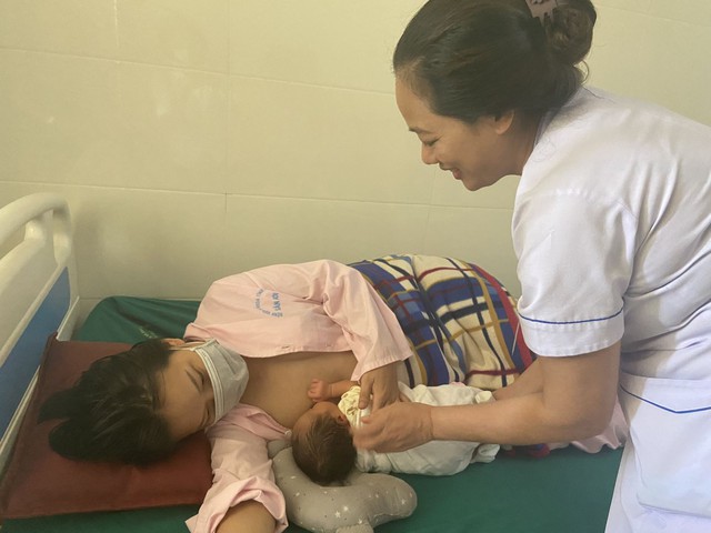 Thông tin cần biết về hướng dẫn nuôi con bằng sữa mẹ cho phụ nữ dân tộc thiểu số và miền núi- Ảnh 3. Thông tin cần biết về hướng dẫn nuôi con bằng sữa mẹ cho phụ nữ dân tộc thiểu số và miền núi- Ảnh 3.