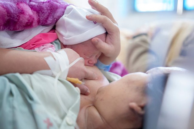 Nuôi con bằng sữa mẹ ở vùng dân tộc thiểu số và miền núi- Ảnh 2. Nuôi con bằng sữa mẹ ở vùng dân tộc thiểu số và miền núi- Ảnh 2.