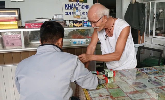 Lương y miệt mài trồng cây thuốc quý tặng bệnh nhân nghèo- Ảnh 3. Lương y miệt mài trồng cây thuốc quý tặng bệnh nhân nghèo- Ảnh 3.
