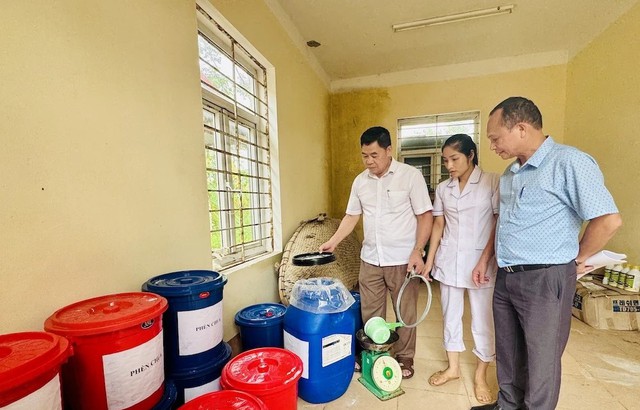 Thanh Hóa khẩn trương xử lý môi trường sau lũ, phòng chống dịch bệnh- Ảnh 5. Thanh Hóa khẩn trương xử lý môi trường sau lũ, phòng chống dịch bệnh- Ảnh 5.