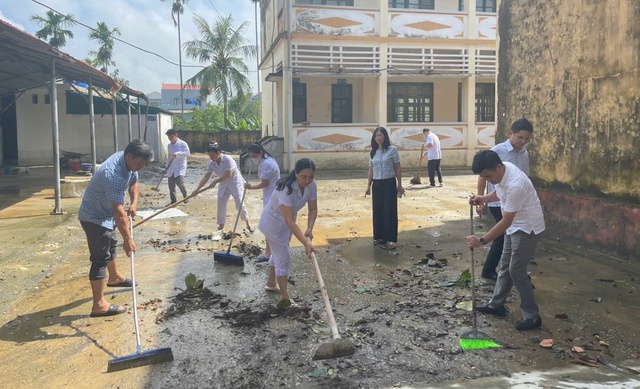 Thanh Hóa khẩn trương xử lý môi trường sau lũ, phòng chống dịch bệnh- Ảnh 4. Thanh Hóa khẩn trương xử lý môi trường sau lũ, phòng chống dịch bệnh- Ảnh 4.