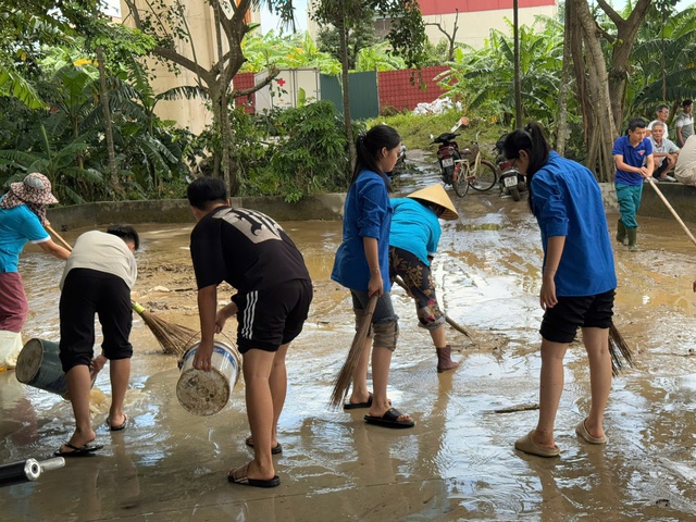Thanh Hóa khẩn trương xử lý môi trường sau lũ, phòng chống dịch bệnh- Ảnh 3. Thanh Hóa khẩn trương xử lý môi trường sau lũ, phòng chống dịch bệnh- Ảnh 3.