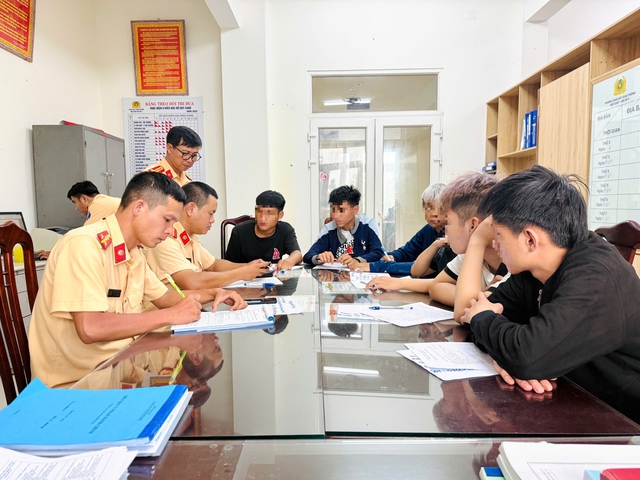 Nhóm học sinh mang hung khí 'diễu phố' gây va chạm giao thông rồi bỏ chạy- Ảnh 1. Nhóm học sinh mang hung khí 'diễu phố' gây va chạm giao thông rồi bỏ chạy- Ảnh 1.