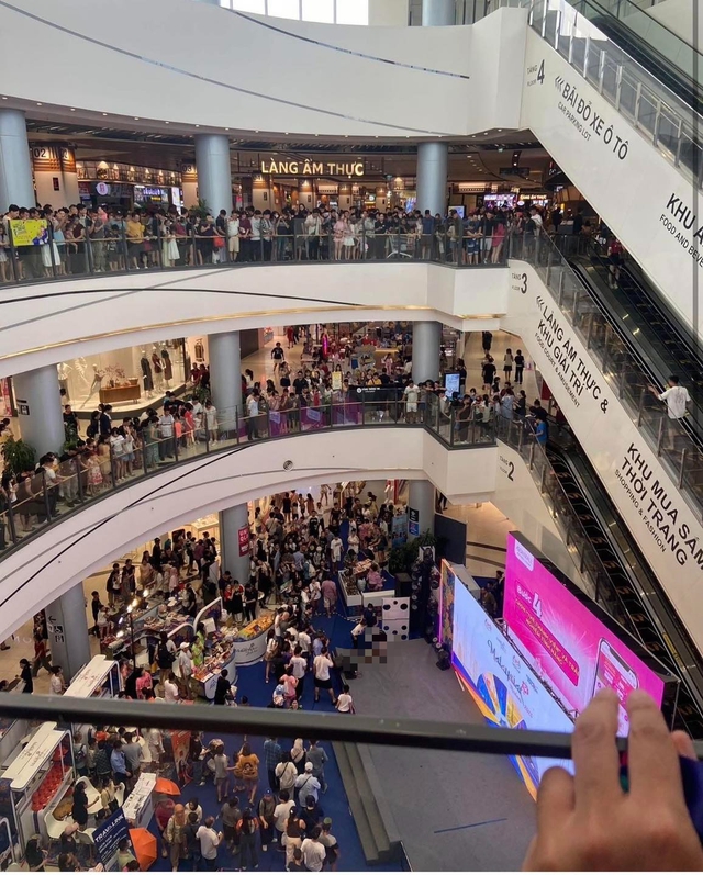 Người đàn ông rơi từ tầng 4 trung tâm thương mại Aeon Mall Long Biên- Ảnh 1.