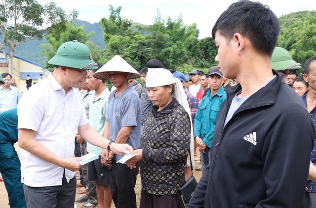 Phó Thủ tướng yêu cầu khôi phục nhanh giao thông, điện, nước, y tế tại vùng lũ Sơn La- Ảnh 2.