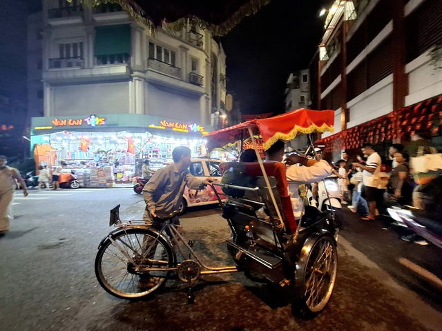 Mỗi chuyến thu 250.000 đồng, tài xế xích lô 'hốt bạc' dịp 2/9- Ảnh 1. Mỗi chuyến thu 250.000 đồng, tài xế xích lô 'hốt bạc' dịp 2/9- Ảnh 1.
