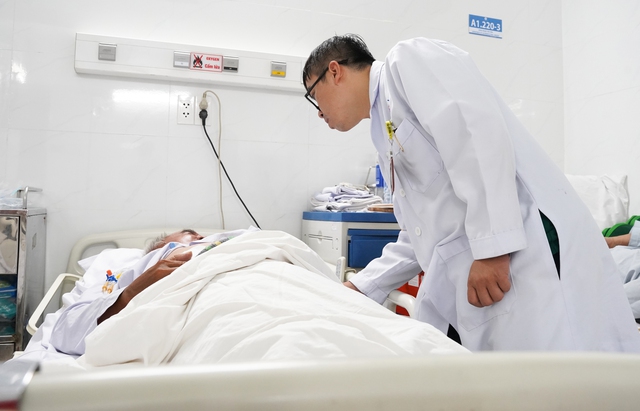 Người đàn ông 58 tuổi thủng đại tràng, áp xe gan do nuốt phải xương- Ảnh 1. Người đàn ông 58 tuổi thủng đại tràng, áp xe gan do nuốt phải xương- Ảnh 1.