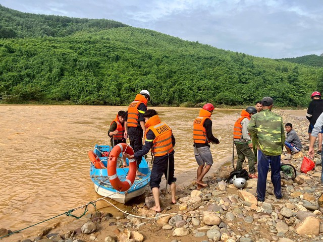 Giải cứu 5 người bị kẹt ở đập tràn gần 2 ngày do nước lũ dâng cao- Ảnh 1. Giải cứu 5 người bị kẹt ở đập tràn gần 2 ngày do nước lũ dâng cao- Ảnh 1.