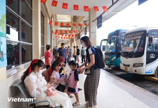 Hà Nội: Bến xe 'đìu hiu' hành khách, các cầu sang Triển lãm ở Đông Anh tắc cứng- Ảnh 1. Hà Nội: Bến xe 'đìu hiu' hành khách, các cầu sang Triển lãm ở Đông Anh tắc cứng- Ảnh 1.