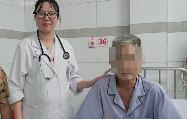 Bệnh nhân nguy kịch, ho ra máu nhiều lần thoát chết nhờ can thiệp tắc mạch phế quản- Ảnh 1.