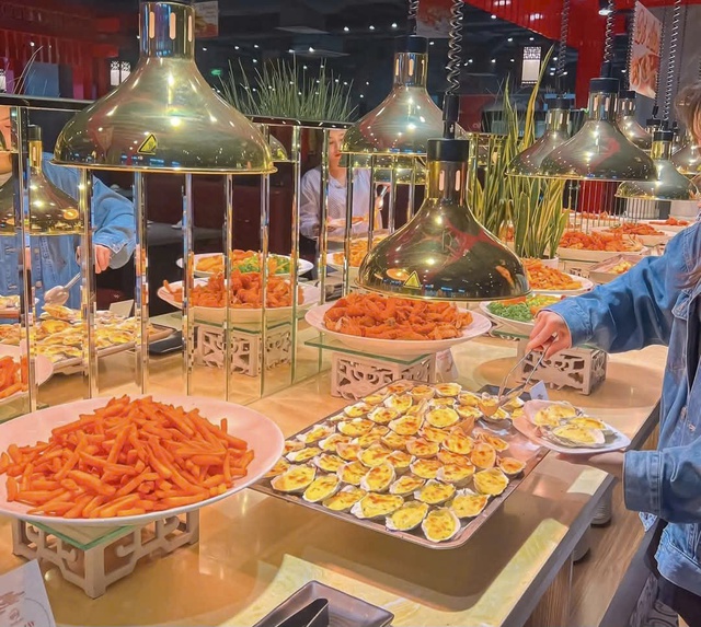 Nhiều nhà hàng buffet đồng loạt tăng giá dịp lễ Quốc khánh 2/9- Ảnh 2. Nhiều nhà hàng buffet đồng loạt tăng giá dịp lễ Quốc khánh 2/9- Ảnh 2.