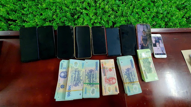 Hai phụ nữ cầm đầu đường dây đánh bạc 500 triệu đồng/ngày- Ảnh 2. Hai phụ nữ cầm đầu đường dây đánh bạc 500 triệu đồng/ngày- Ảnh 2.