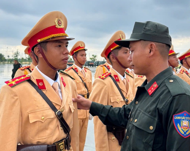 Mẹ qua đời, chiến sĩ nén đau thương, hoàn thành nhiệm vụ A80 trước khi về chịu tang- Ảnh 2. Mẹ qua đời, chiến sĩ nén đau thương, hoàn thành nhiệm vụ A80 trước khi về chịu tang- Ảnh 2.
