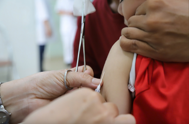 Bình Thuận: Bao phủ vaccine phòng, chống bệnh sởi đạt tỷ lệ cao- Ảnh 1. Bình Thuận: Bao phủ vaccine phòng, chống bệnh sởi đạt tỷ lệ cao- Ảnh 1.