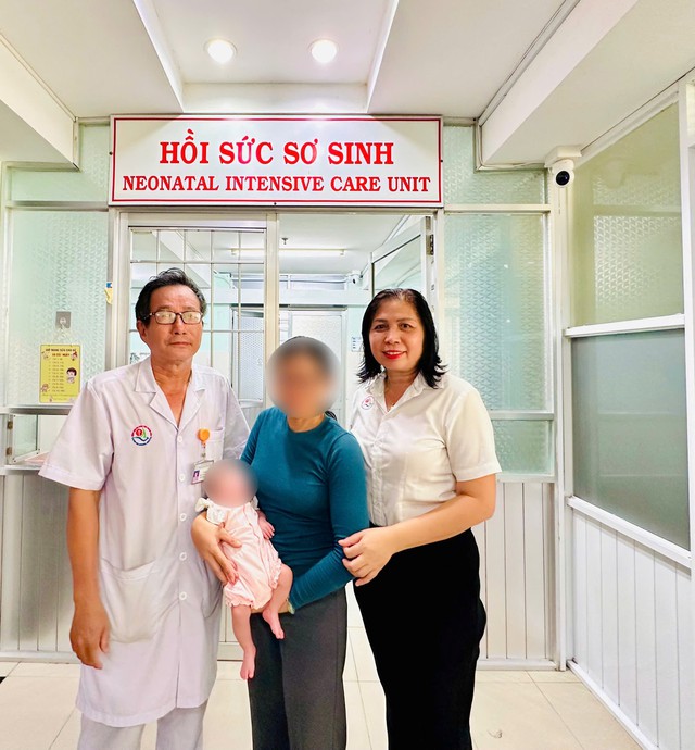 Cháu bé bị bỏ rơi được các y bác sĩ cứu chữa, chăm sóc và chuyển đến mái ấm mới- Ảnh 2.