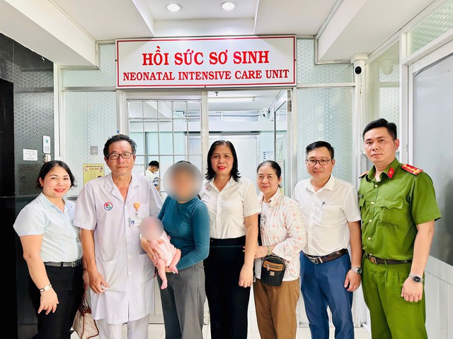 Cháu bé bị bỏ rơi được các y bác sĩ cứu chữa, chăm sóc và chuyển đến mái ấm mới- Ảnh 1.