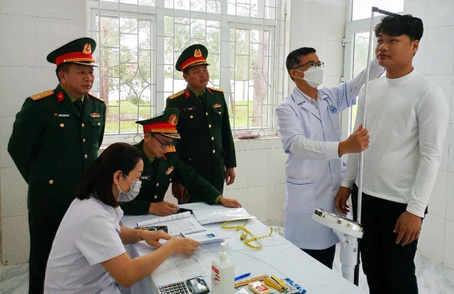 Không chấp hành quyết định gọi kiểm tra, khám sức khỏe nghĩa vụ quân sự có thể bị phạt đến 75 triệu đồng- Ảnh 1.