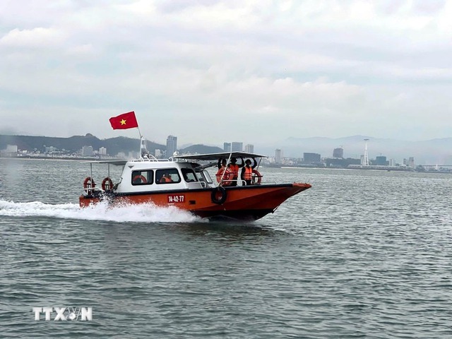 Sẵn sàng cứu hộ, cứu nạn trên vịnh Hạ Long khi có tình huống bất ngờ- Ảnh 1.