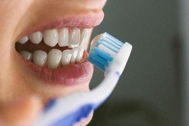 5 sai lầm 'tai hại' khi đánh răng, 'hủy hoại' nướu (lợi) mỗi ngày- Ảnh 3. 5 sai lầm 'tai hại' khi đánh răng, 'hủy hoại' nướu (lợi) mỗi ngày- Ảnh 3.