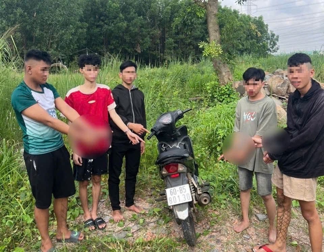 Dàn cảnh hỏi đường, nhóm côn đồ cướp xe trong tích tắc- Ảnh 1. Dàn cảnh hỏi đường, nhóm côn đồ cướp xe trong tích tắc- Ảnh 1.