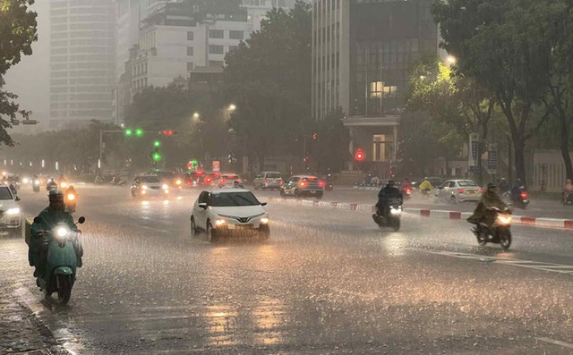 Sáng nay Hà Nội tái diễn mưa dông- Ảnh 2. Sáng nay Hà Nội tái diễn mưa dông- Ảnh 2.