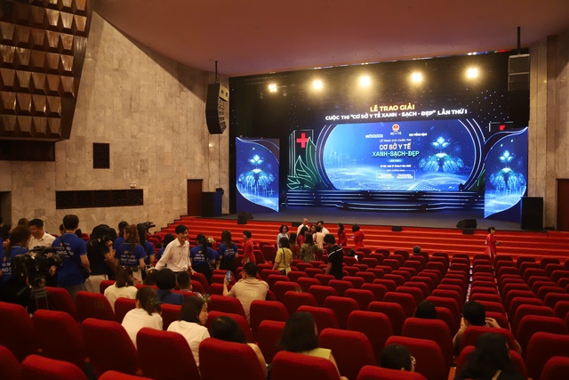 Không khí rộn ràng trước giờ diễn ra Lễ trao giải cuộc thi 'Cơ sở Y tế Xanh - Sạch - Đẹp'- Ảnh 8.
