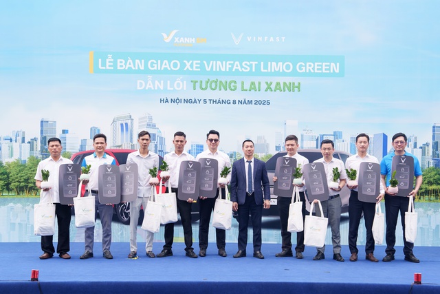 VinFast bàn giao lô xe Limo Green đầu tiên cho khách hàng- Ảnh 2.