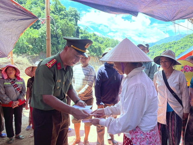 Đại diện lãnh đạo Phòng An ninh chính trị nội bộ trao quà cho bà con bản Xằng Trên. Ảnh: Huyền Thương.